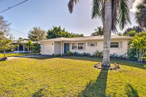 Un jardín fuera de Punta Gorda Home with Backyard about 1 Mile to Dtwn!