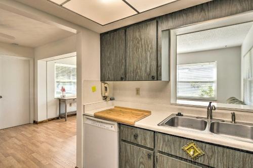 A kitchen or kitchenette at Punta Gorda Home with Backyard about 1 Mile to Dtwn!