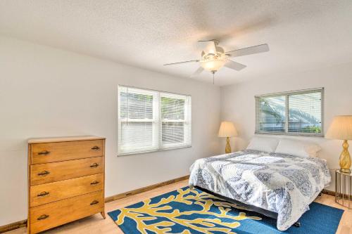 A bed or beds in a room at Punta Gorda Home with Backyard about 1 Mile to Dtwn!