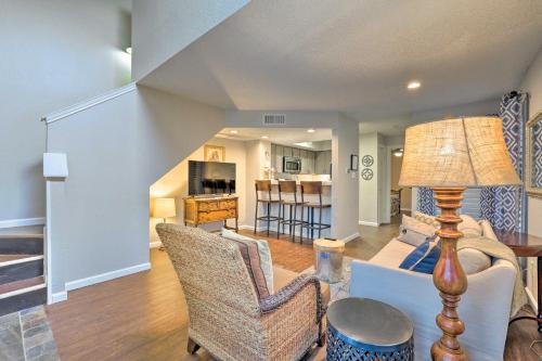 Cozy Arlington Condo about 18 Mi to Dtwn Dallas!