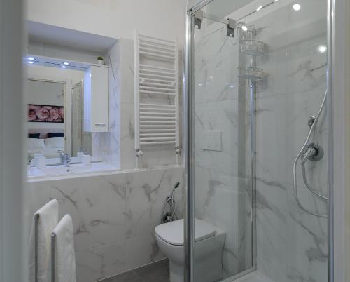 ミラノにあるMilanoverse Junior Apartmentの白いバスルーム(シャワー、トイレ付)