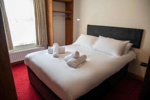 - une chambre avec un lit et des serviettes dans l'établissement The Knighton Apartment, à Knighton