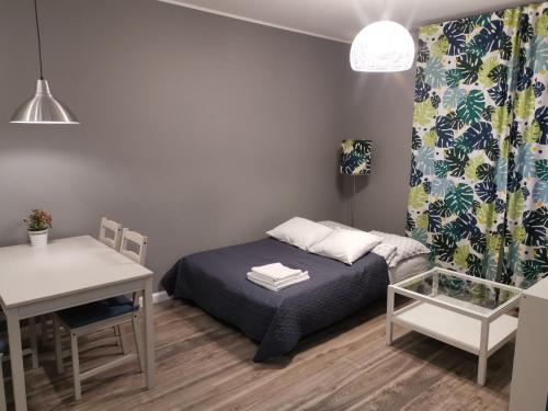1 dormitorio con cama, mesa y escritorio en Nowa Huta en Cracovia