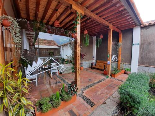 um pátio exterior com uma pérgola de madeira em Hostal Suite Le Fabrique em Cuenca