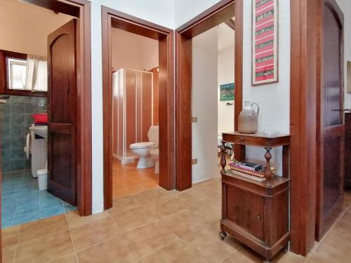 サンタ・テレーザ・ガッルーラにあるVilla Coryのバスルーム(シャワー、トイレ付)