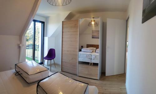 sala de estar con sofá y dormitorio en Villa de 4 chambres avec piscine privee et jardin clos a Baden a 2 km de la plage, en Baden