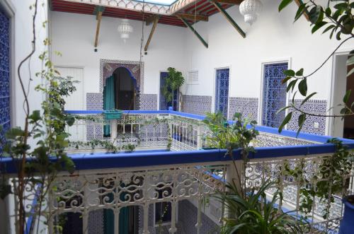 un patio de una casa con azulejos azules y blancos en Riad Hôtel Essaouira, en Marrakech
