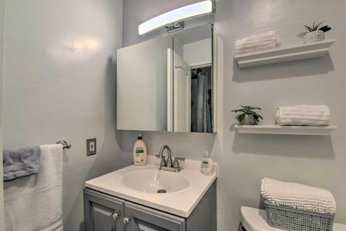 ein Badezimmer mit Waschbecken und Spiegel in der Unterkunft Cali Studio with Resort Perks 6 Mi to San Fran in Daly City