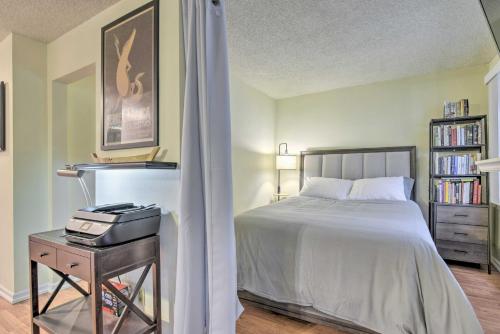 ein Schlafzimmer mit einem Bett und einem Tisch mit einem Drucker in der Unterkunft Cali Studio with Resort Perks 6 Mi to San Fran in Daly City