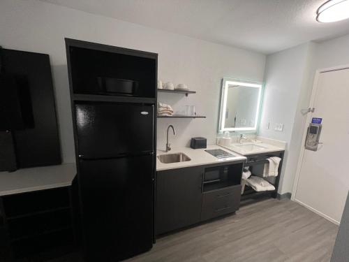 Dapur atau dapur kecil di Studio 6 Altoona IA Des Moines East