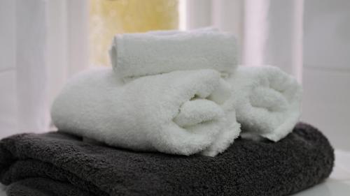 dois bichos de peluche sentados em cima de uma toalha em Rowrah Hall em Arlecdon