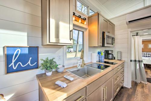 Una cocina o zona de cocina en Shared Dock and Lake Access Daingerfield Tiny Home