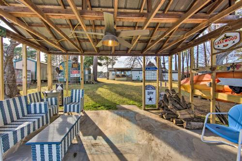 Imagen de la galería de Shared Dock and Lake Access Daingerfield Tiny Home, en Daingerfield