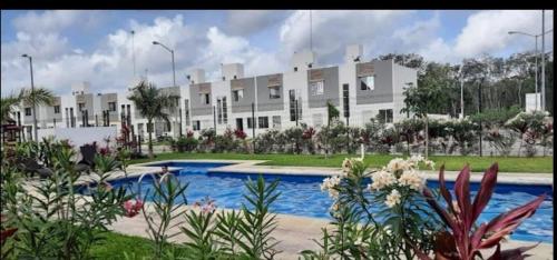 un bâtiment avec une piscine devant dans l'établissement Casa Vacacional Balam - en Cancún, à Cancún