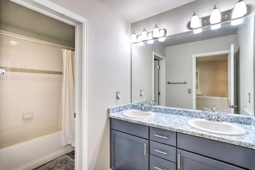 un bagno con due lavandini e una doccia di Modern-Chic Englewood Home with Yard and Office! a Englewood