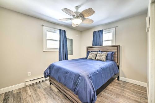 Postel nebo postele na pokoji v ubytování 12 Mi to Ski Home with Hot Tub in Arrowhead Lake