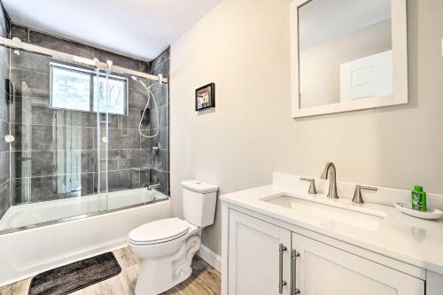 Koupelna v ubytování 12 Mi to Ski Home with Hot Tub in Arrowhead Lake