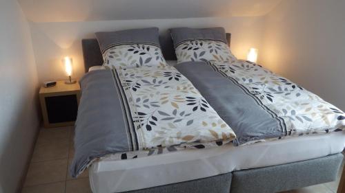 uma cama com duas almofadas em cima em Haus Sonja em Adenau