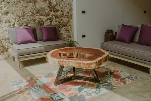 a living room with a wooden coffee table on a rug at Villas Colón 18 in Coatepec