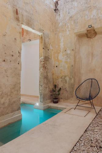 a chair sitting in a room with blue water at Villas Colón 18 in Coatepec