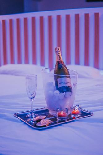a bottle of wine in a bowl on a tray with glasses at Motel Príncipe Encantado in Mealhada
