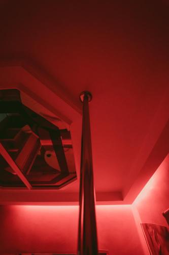 a red ceiling with a vase in a room at Motel Príncipe Encantado in Mealhada