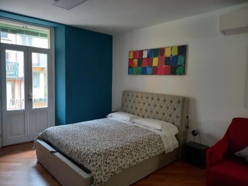 ベルガモにあるSuite Apartment San Lazzaroのベッドルーム1室(ベッド1台付)が備わります。壁には絵画が飾られています。