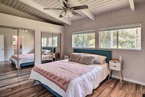 ein Schlafzimmer mit einem Bett und einem Deckenventilator in der Unterkunft Sunny Pahoa Retreat Snorkel, Hike and Shop! in Pahoa