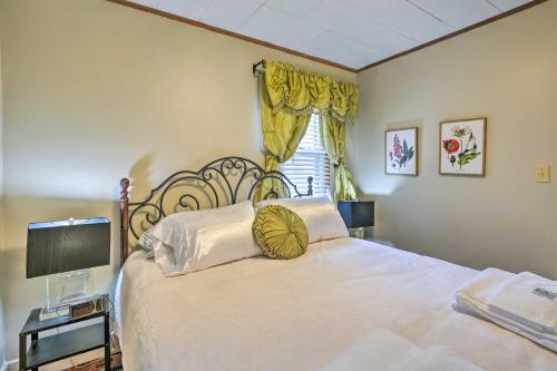 Charming Minneapolis Cottage Near Airport! tesisinde bir odada yatak veya yataklar