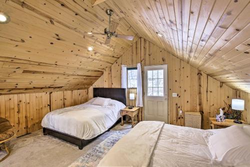 Imagen de la galería de Quaint Plymouth Cabin - 1 Mi to Road America!, en Plymouth