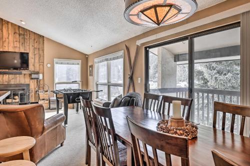 Posezení v ubytování Inviting Mountain Condo with Balcony in Vail Valley!