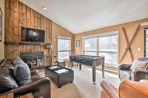 Posezení v ubytování Inviting Mountain Condo with Balcony in Vail Valley!
