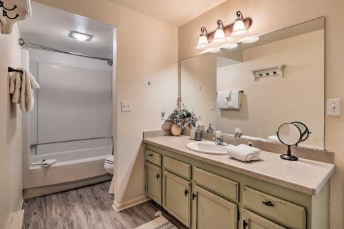 Koupelna v ubytování Inviting Mountain Condo with Balcony in Vail Valley!