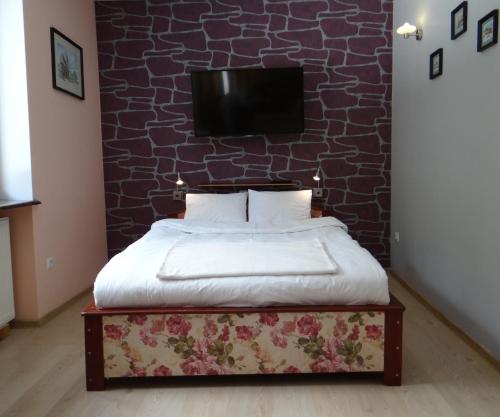 a bedroom with a bed with a stone wall at Dom na wzgórzu in Gorlice