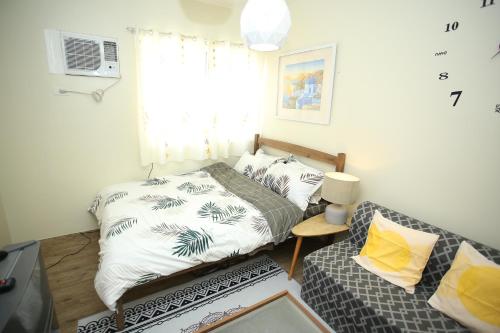 En eller flere senge i et værelse på A2J Executive Studio Suite Near Enchanted Kingdom