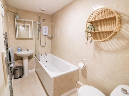 Koupelna v ubytování Malltraeth Cottage