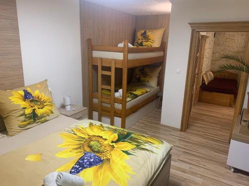 Poschodová posteľ alebo postele v izbe v ubytovaní Apartmán Slunečnice s terasou
