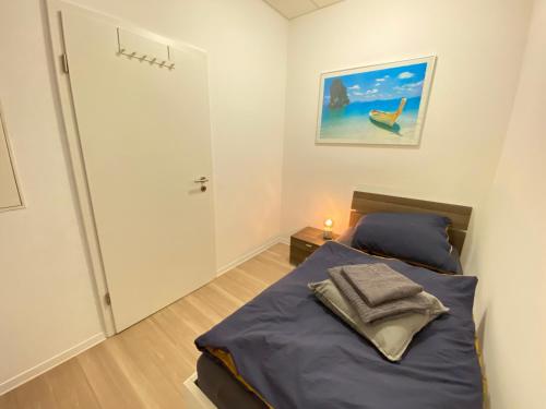 1 dormitorio con 1 cama con edredón azul en Apartment - 3 Einzelbetten - Stellplatz - Netflix en Goch