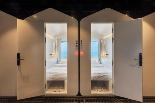 Giường trong phòng chung tại The O Pod Capsule Hotel