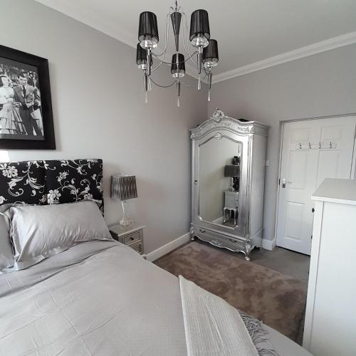 um quarto com uma cama e um espelho em Lytham Apartment em Lytham St Annes