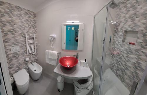 y baño con lavabo rojo y ducha. en Giglio Rosso, en Bari