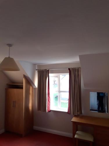 ein Wohnzimmer mit einem Fenster und einem TV in der Unterkunft 4 bedroom home by the sea in Cork