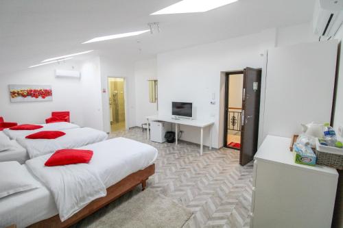 1 Schlafzimmer mit 2 Betten und roten Kissen in der Unterkunft Avenue Parliament Old Town - Avenue Hotels in Bukarest