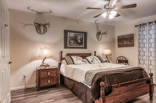 Tempat tidur dalam kamar di Quiet and Serene Condo in Branson