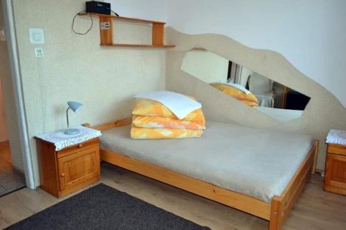 um quarto com uma cama de madeira em Kujawianka em Ciechocinek