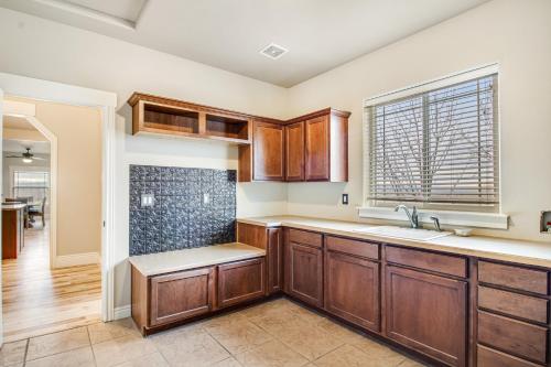 Una cocina con armarios de madera y una ventana. en Kerry Hill Manor, en Wilder