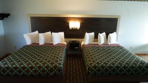 Budget Host Inn Fridleyにあるベッド