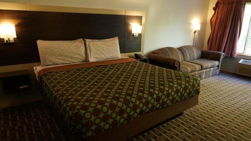 Кровать или кровати в номере Budget Host Inn Fridley