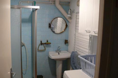 サン・シャフレにあるBelles vacances dans belle régionの洗面台とシャワー付きの小さなバスルーム
