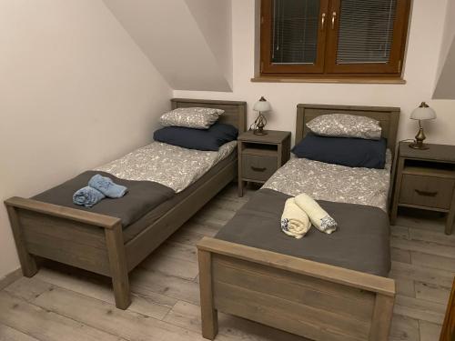 sypialnia z dwoma łóżkami i dwoma szafkami nocnymi w obiekcie W Łęgu Natury w mieście Nur